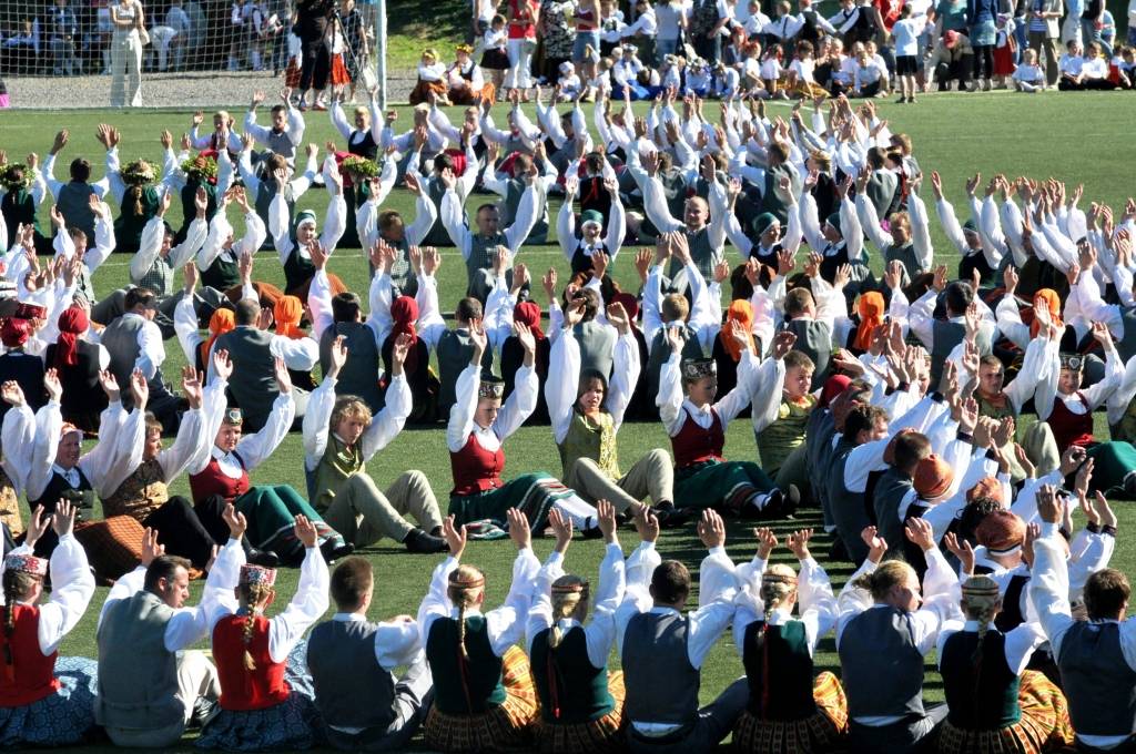 4. jūnijā Liepājā ģimenes svētku "Lielmutis Fricis un Lielmute Marta" laikā notika arī gājiens un Liepājas pilsētas un apkārtējo novadu deju kolektīvu sadejošanās "Daugavas" stadiona rezerves laukumā.