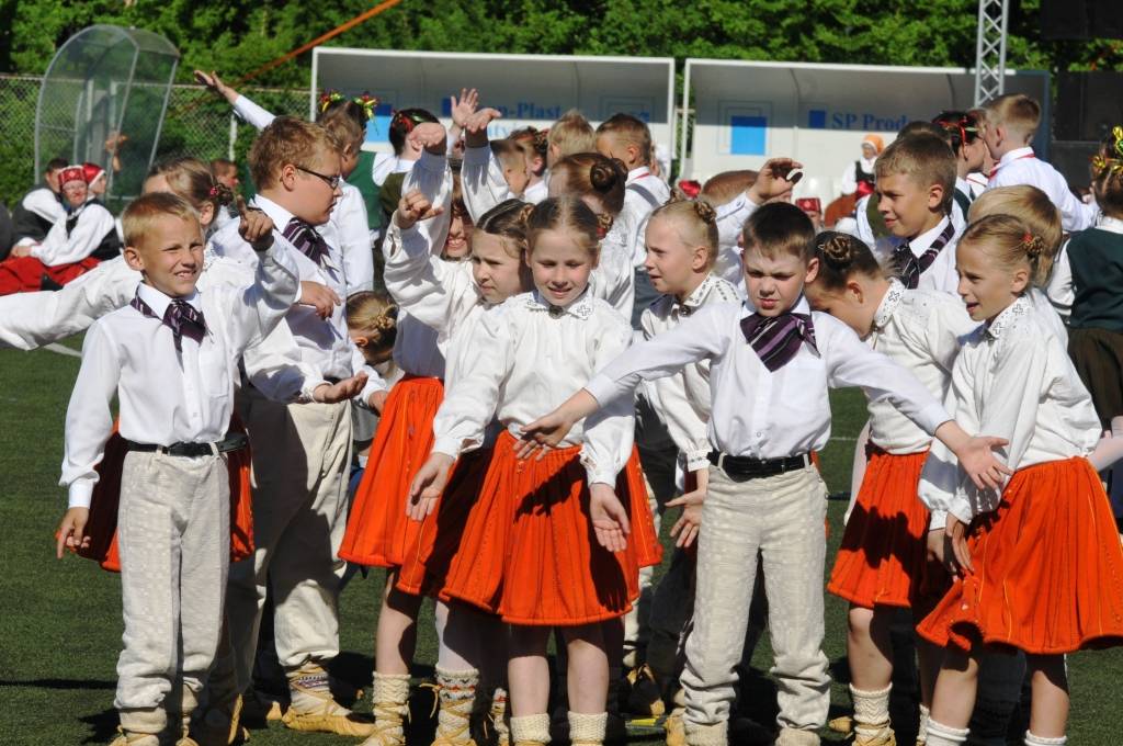 4. jūnijā Liepājā ģimenes svētku "Lielmutis Fricis un Lielmute Marta" laikā notika arī gājiens un Liepājas pilsētas un apkārtējo novadu deju kolektīvu sadejošanās "Daugavas" stadiona rezerves laukumā.