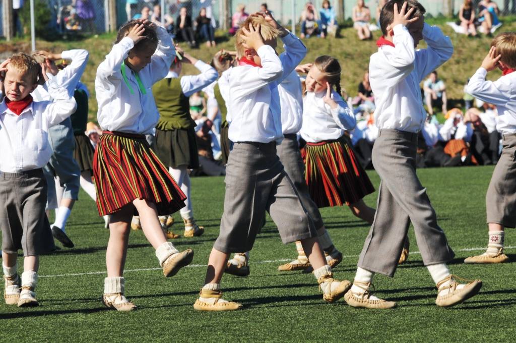 4. jūnijā Liepājā ģimenes svētku "Lielmutis Fricis un Lielmute Marta" laikā notika arī gājiens un Liepājas pilsētas un apkārtējo novadu deju kolektīvu sadejošanās "Daugavas" stadiona rezerves laukumā.