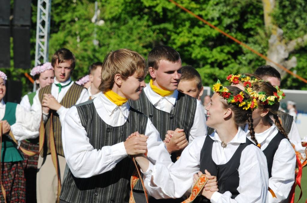4. jūnijā Liepājā ģimenes svētku "Lielmutis Fricis un Lielmute Marta" laikā notika arī gājiens un Liepājas pilsētas un apkārtējo novadu deju kolektīvu sadejošanās "Daugavas" stadiona rezerves laukumā.