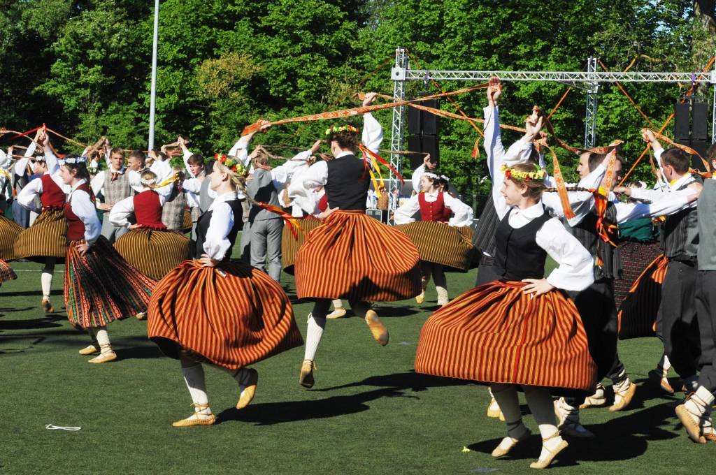 4. jūnijā Liepājā ģimenes svētku "Lielmutis Fricis un Lielmute Marta" laikā notika arī gājiens un Liepājas pilsētas un apkārtējo novadu deju kolektīvu sadejošanās "Daugavas" stadiona rezerves laukumā.