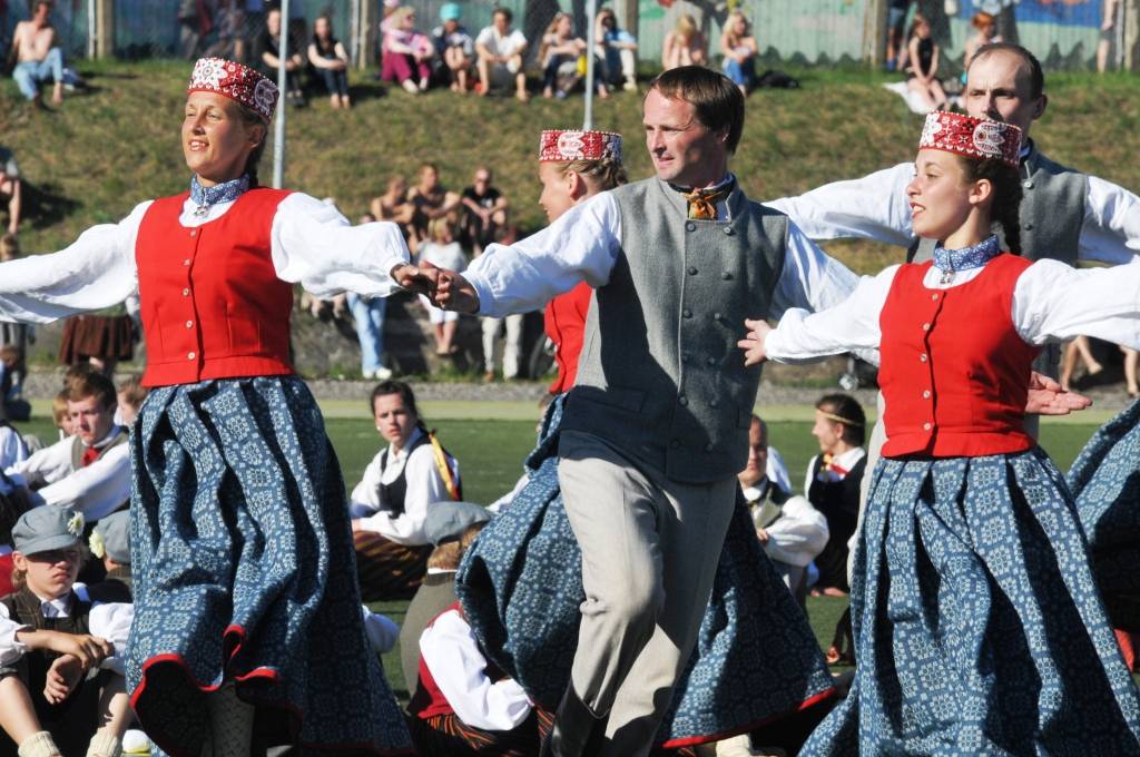 4. jūnijā Liepājā ģimenes svētku "Lielmutis Fricis un Lielmute Marta" laikā notika arī gājiens un Liepājas pilsētas un apkārtējo novadu deju kolektīvu sadejošanās "Daugavas" stadiona rezerves laukumā.