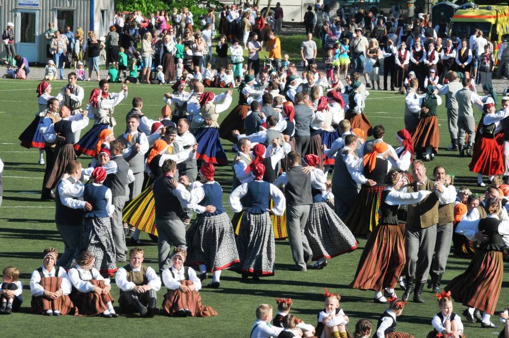 4. jūnijā Liepājā ģimenes svētku "Lielmutis Fricis un Lielmute Marta" laikā notika arī gājiens un Liepājas pilsētas un apkārtējo novadu deju kolektīvu sadejošanās "Daugavas" stadiona rezerves laukumā.