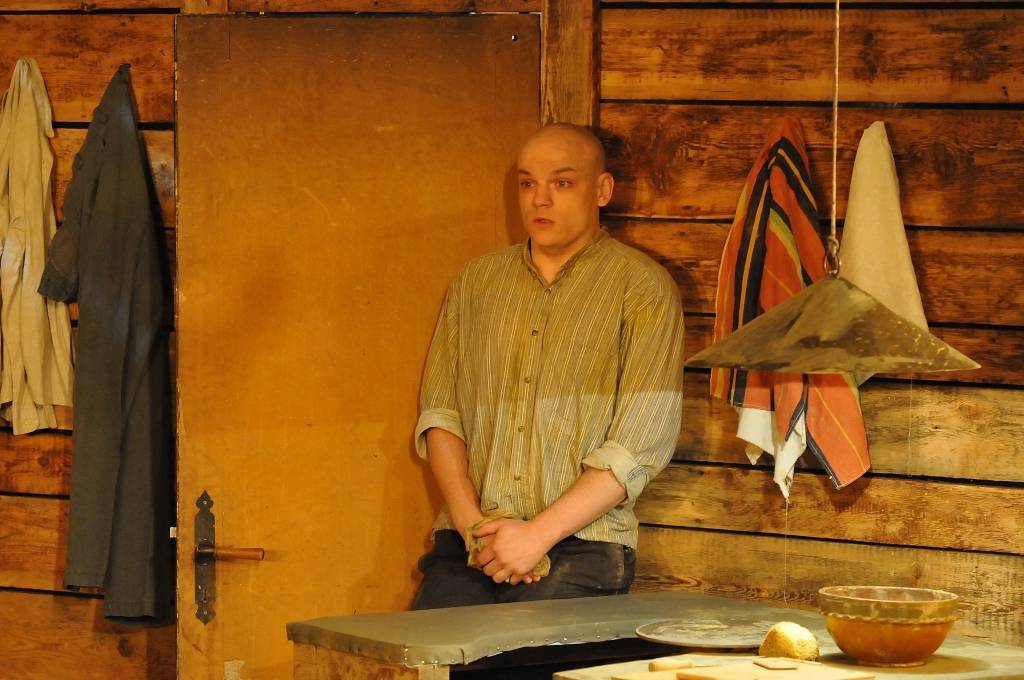 Šodien, 3. jūnijā, un rīt, 4. jūnijā, Liepājas teātrī skatāma jaunā izrāde "Laimesciema podniekdarbnīca". Režisors - Lauris Gundars.
Autors: Uldis Dobelis