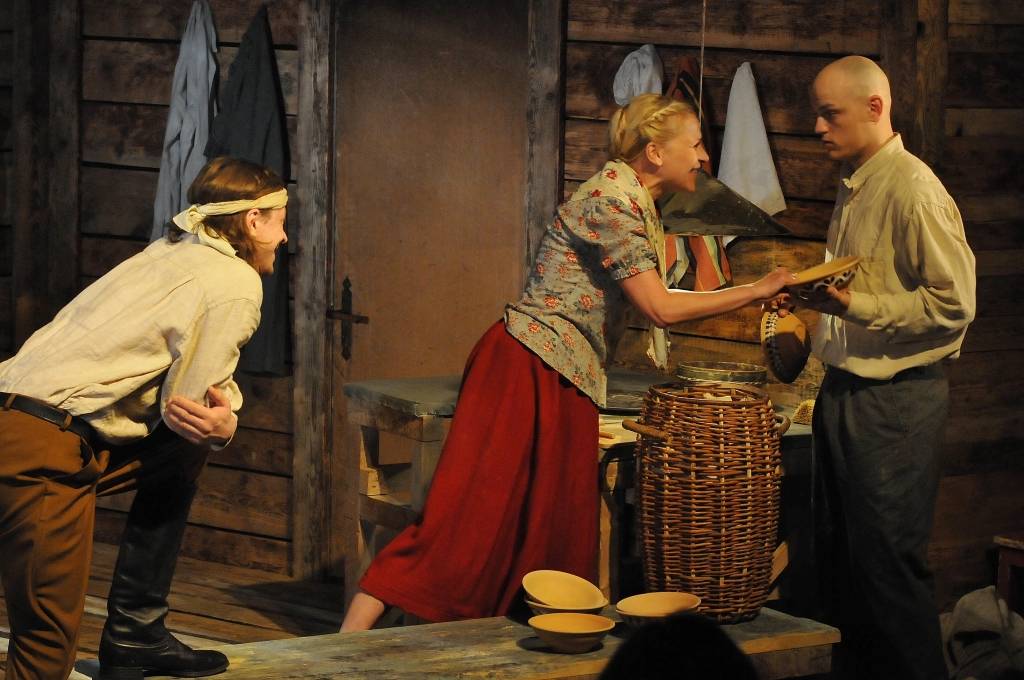 Šodien, 3. jūnijā, un rīt, 4. jūnijā, Liepājas teātrī skatāma jaunā izrāde "Laimesciema podniekdarbnīca". Režisors - Lauris Gundars.
Autors: Uldis Dobelis