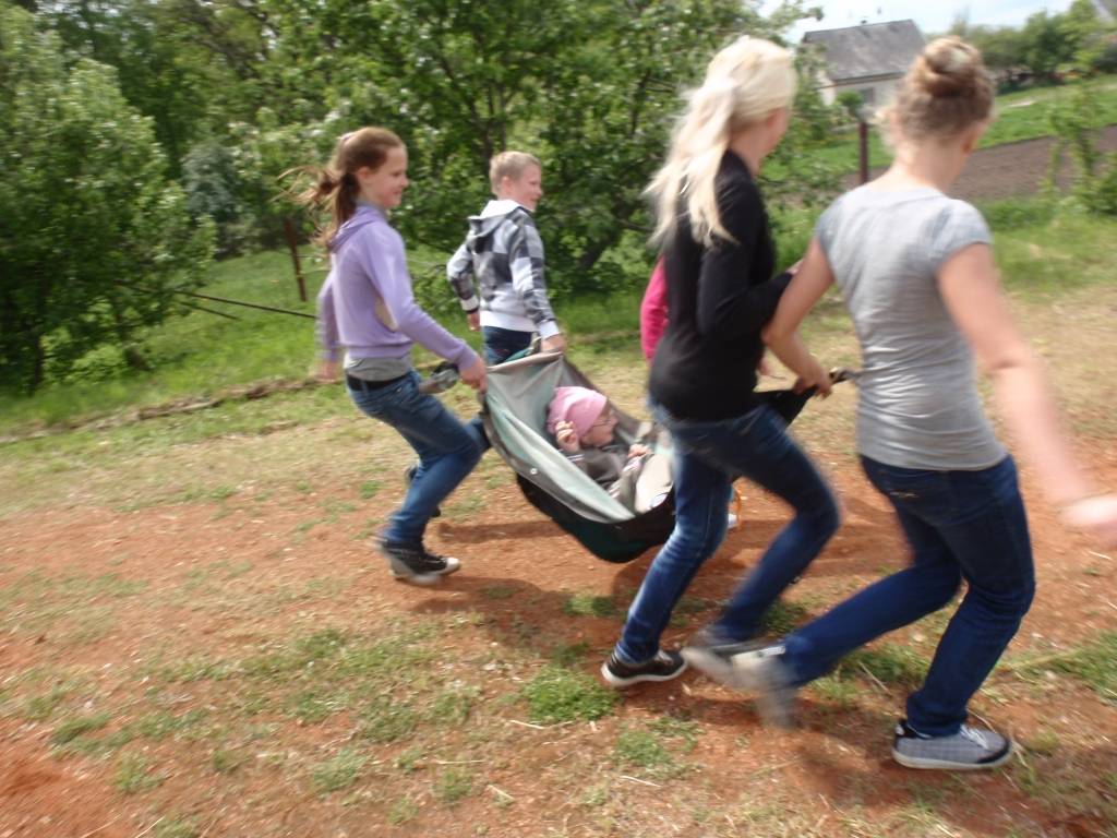 Mācību gada noslēguma pasākums Priekules novadā šogad notika kopā ar tradicionālo ģimeņu pasākumu "Visi kopā - tā kā stropā". Savu stafeti ar 10 kontrolpunktiem izveidoja arī Kalētu jaunsargi, informē skolotāja un jaunsargu instruktore...
Autors: Ilze Vainovska