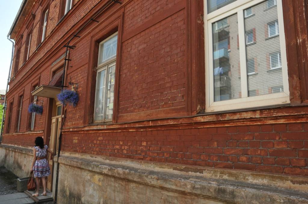 Liepājā 1.jūnijā atklāja Amatnieku namu. Remontdarbi ilguši trīs mēnešus, palīdzējuši arī 100 latu programmā iesaistītie.
Divos stāvos iekārtojušās darbnīcas, ir mācību un izstāžu zāle, kur ik mēnesi plānota ekspozīcijas maiņa, ir telpas...
Autors: Ilze Vainovska