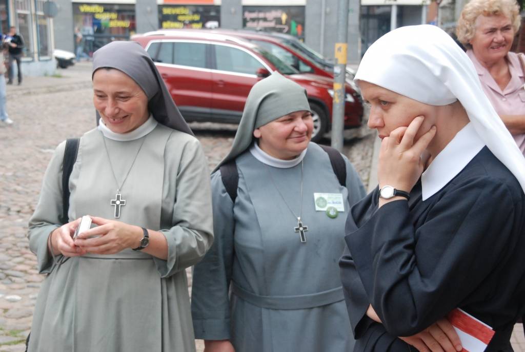 Trešdienas rītā ceļā uz Aglonu devās svētceļnieku grupa no Liepājas. Priestera Mariuša Kempas vadībā viņiem jāpieveic aptuveni 450 kilometru.
Vissvētākās Jaunavas Marijas Debesīs uzņemšanas svētku kulminācija Aglonā būs 13. un 14....
Autors: ReKurZeme, portāls