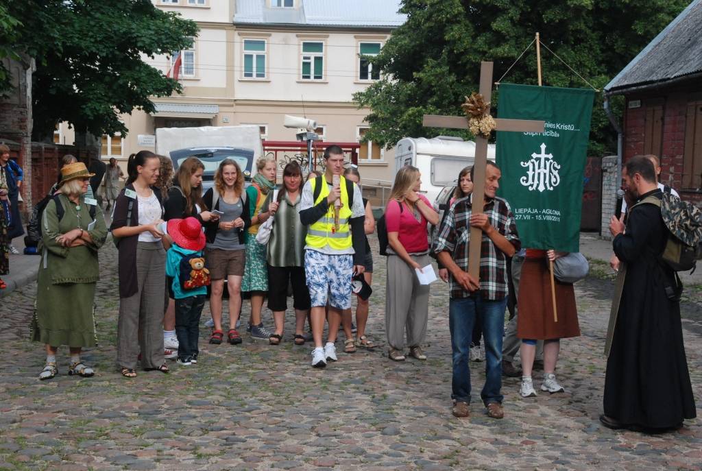 Trešdienas rītā ceļā uz Aglonu devās svētceļnieku grupa no Liepājas. Priestera Mariuša Kempas vadībā viņiem jāpieveic aptuveni 450 kilometru.
Vissvētākās Jaunavas Marijas Debesīs uzņemšanas svētku kulminācija Aglonā būs 13. un 14....
Autors: ReKurZeme, portāls