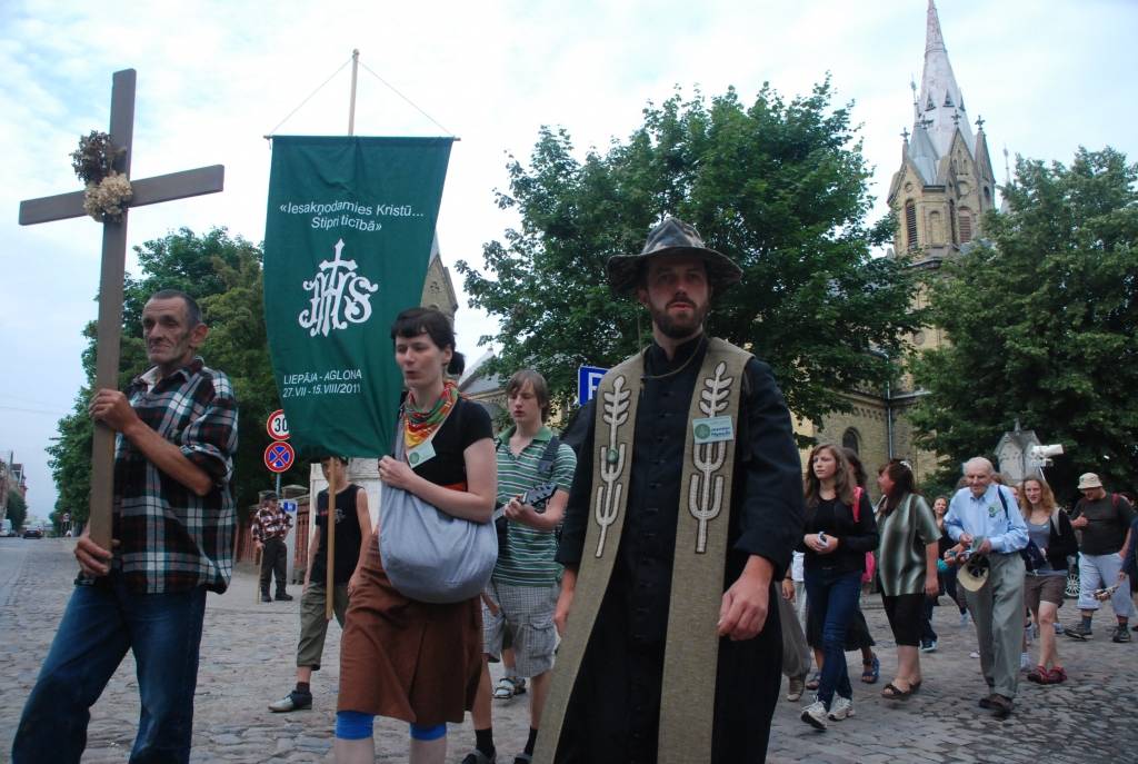 Trešdienas rītā ceļā uz Aglonu devās svētceļnieku grupa no Liepājas. Priestera Mariuša Kempas vadībā viņiem jāpieveic aptuveni 450 kilometru.
Vissvētākās Jaunavas Marijas Debesīs uzņemšanas svētku kulminācija Aglonā būs 13. un 14....
Autors: ReKurZeme, portāls