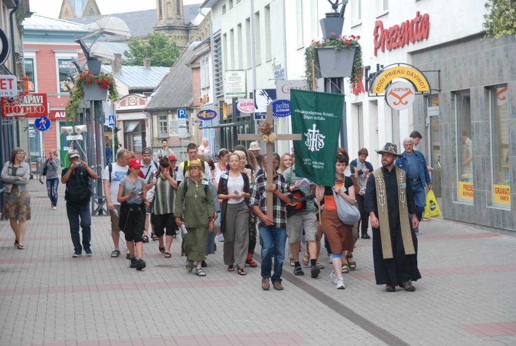Trešdienas rītā ceļā uz Aglonu devās svētceļnieku grupa no Liepājas. Priestera Mariuša Kempas vadībā viņiem jāpieveic aptuveni 450 kilometru.
Vissvētākās Jaunavas Marijas Debesīs uzņemšanas svētku kulminācija Aglonā būs 13. un 14....
Autors: ReKurZeme, portāls