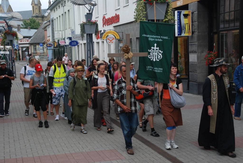 Trešdienas rītā ceļā uz Aglonu devās svētceļnieku grupa no Liepājas. Priestera Mariuša Kempas vadībā viņiem jāpieveic aptuveni 450 kilometru.
Vissvētākās Jaunavas Marijas Debesīs uzņemšanas svētku kulminācija Aglonā būs 13. un 14....
Autors: ReKurZeme, portāls