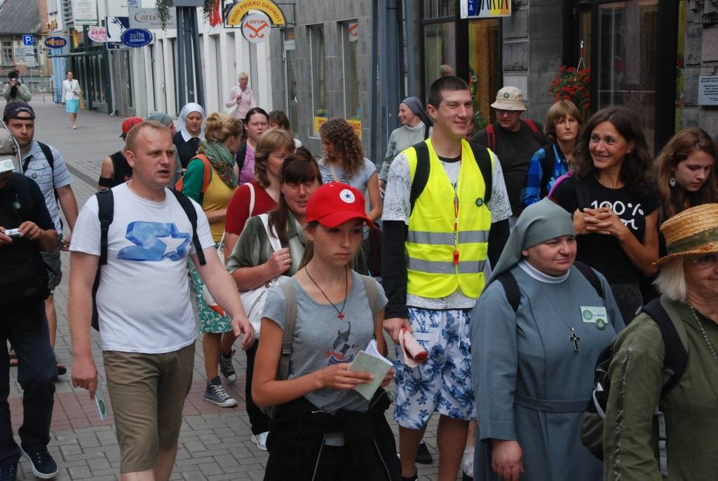 Trešdienas rītā ceļā uz Aglonu devās svētceļnieku grupa no Liepājas. Priestera Mariuša Kempas vadībā viņiem jāpieveic aptuveni 450 kilometru.
Vissvētākās Jaunavas Marijas Debesīs uzņemšanas svētku kulminācija Aglonā būs 13. un 14....
Autors: ReKurZeme, portāls