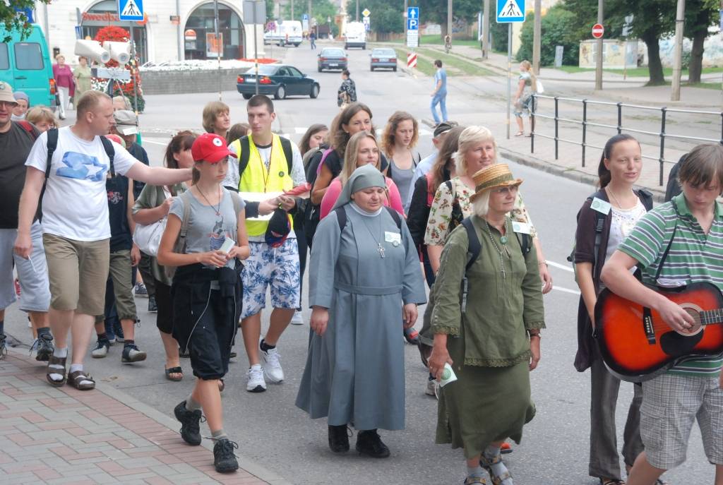 Trešdienas rītā ceļā uz Aglonu devās svētceļnieku grupa no Liepājas. Priestera Mariuša Kempas vadībā viņiem jāpieveic aptuveni 450 kilometru.
Vissvētākās Jaunavas Marijas Debesīs uzņemšanas svētku kulminācija Aglonā būs 13. un 14....
Autors: ReKurZeme, portāls