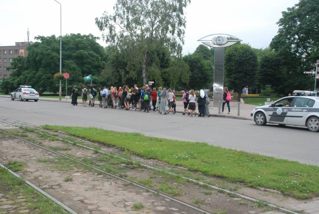 Trešdienas rītā ceļā uz Aglonu devās svētceļnieku grupa no Liepājas. Priestera Mariuša Kempas vadībā viņiem jāpieveic aptuveni 450 kilometru.
Vissvētākās Jaunavas Marijas Debesīs uzņemšanas svētku kulminācija Aglonā būs 13. un 14....
Autors: ReKurZeme, portāls