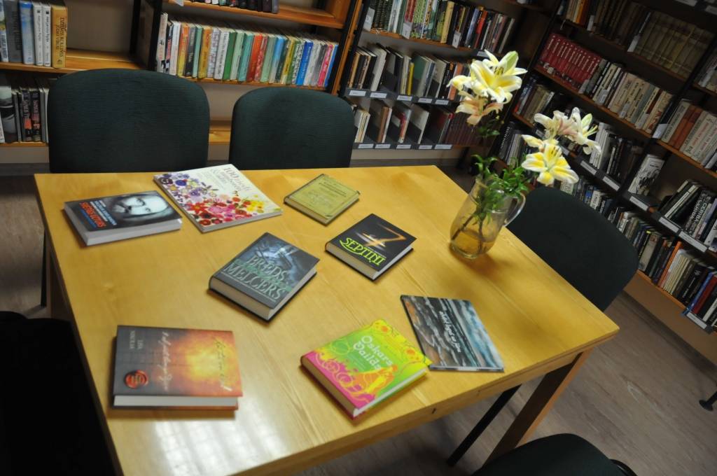 Vērgales bibliotēkas bibliotekārēm Benitai Baltrunei un Ligitai Ginterei ir patīkami uzkalusīt apmeklētāju komplimentus par gaišajām un gaumīgi iekārtotajām telpām.
Autors: ReKurZeme, portāls