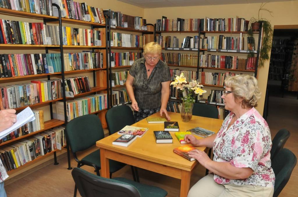 Vērgales bibliotēkas bibliotekārēm Benitai Baltrunei un Ligitai Ginterei ir patīkami uzkalusīt apmeklētāju komplimentus par gaišajām un gaumīgi iekārtotajām telpām.
Autors: ReKurZeme, portāls
