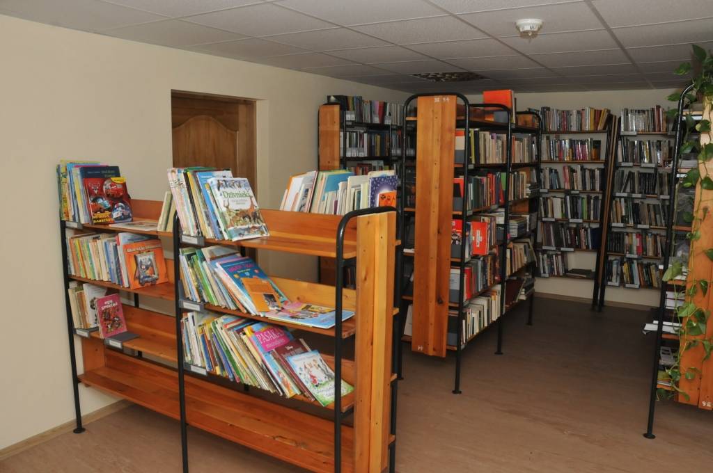 Vērgales bibliotēkas bibliotekārēm Benitai Baltrunei un Ligitai Ginterei ir patīkami uzkalusīt apmeklētāju komplimentus par gaišajām un gaumīgi iekārtotajām telpām.
Autors: ReKurZeme, portāls