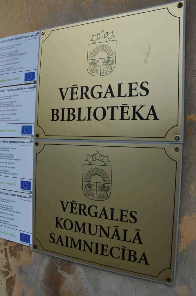 Vērgales bibliotēkas bibliotekārēm Benitai Baltrunei un Ligitai Ginterei ir patīkami uzkalusīt apmeklētāju komplimentus par gaišajām un gaumīgi iekārtotajām telpām.
Autors: ReKurZeme, portāls