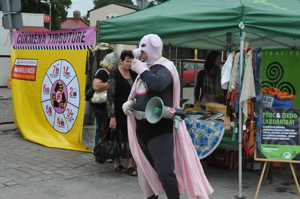 Liepājas Pētertirgū šorīt ciemojās AS „Latvijas valsts meži” galvenais tīrības cīnītājs Cūkmens un aicināja iedzīvotājus sniegt otro elpu lietām, kuras citādi nonāktu miskastē vai pat mežā, ziedojot tās otrreizējai izmantošanai!
Autors: ReKurZeme, portāls