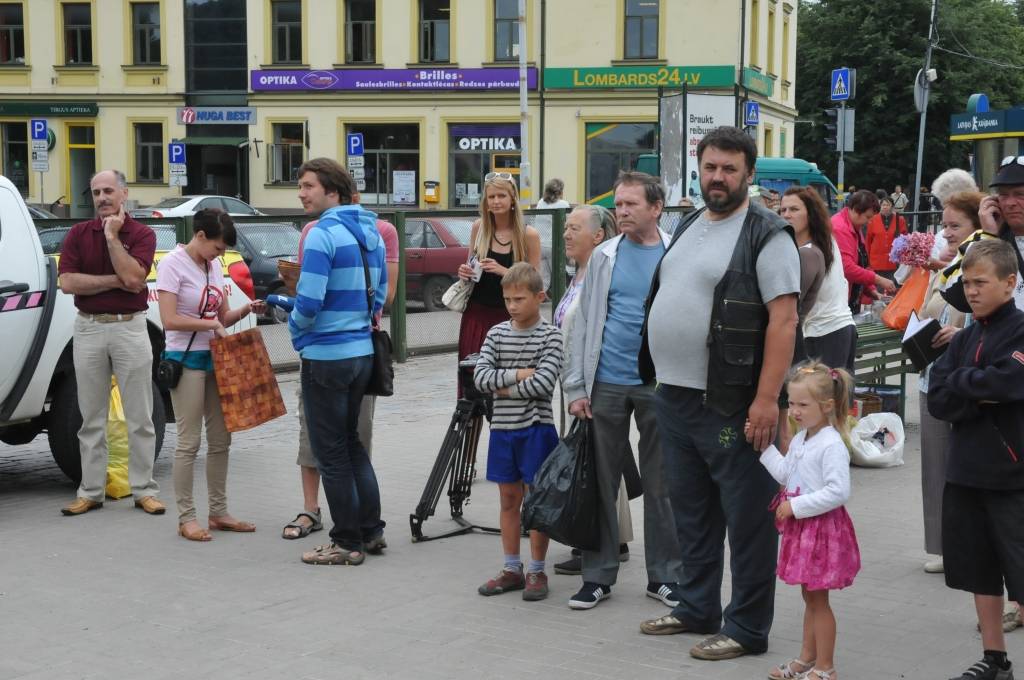 Liepājas Pētertirgū šorīt ciemojās AS „Latvijas valsts meži” galvenais tīrības cīnītājs Cūkmens un aicināja iedzīvotājus sniegt otro elpu lietām, kuras citādi nonāktu miskastē vai pat mežā, ziedojot tās otrreizējai izmantošanai!
Autors: ReKurZeme, portāls
