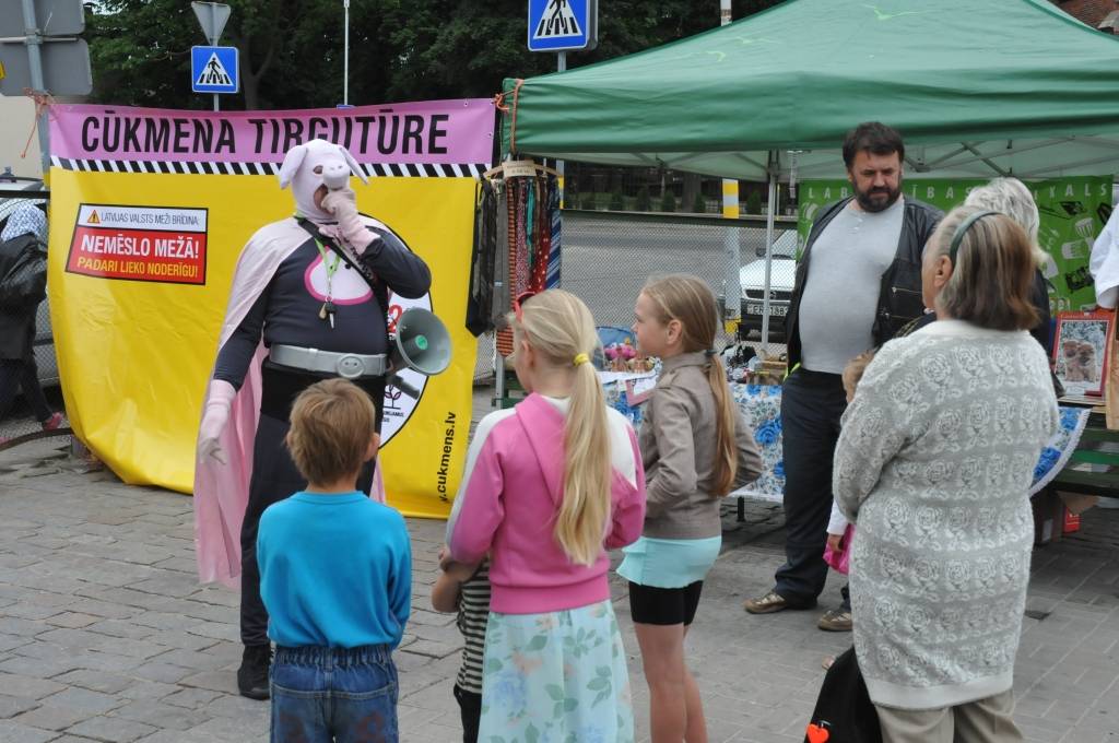 Liepājas Pētertirgū šorīt ciemojās AS „Latvijas valsts meži” galvenais tīrības cīnītājs Cūkmens un aicināja iedzīvotājus sniegt otro elpu lietām, kuras citādi nonāktu miskastē vai pat mežā, ziedojot tās otrreizējai izmantošanai!
Autors: ReKurZeme, portāls
