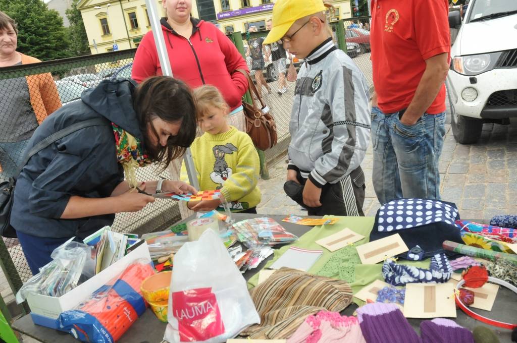 Liepājas Pētertirgū šorīt ciemojās AS „Latvijas valsts meži” galvenais tīrības cīnītājs Cūkmens un aicināja iedzīvotājus sniegt otro elpu lietām, kuras citādi nonāktu miskastē vai pat mežā, ziedojot tās otrreizējai izmantošanai!
Autors: ReKurZeme, portāls