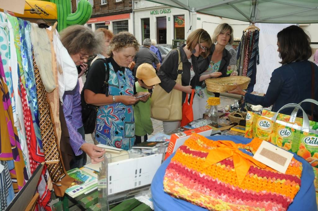 Liepājas Pētertirgū šorīt ciemojās AS „Latvijas valsts meži” galvenais tīrības cīnītājs Cūkmens un aicināja iedzīvotājus sniegt otro elpu lietām, kuras citādi nonāktu miskastē vai pat mežā, ziedojot tās otrreizējai izmantošanai!
Autors: ReKurZeme, portāls