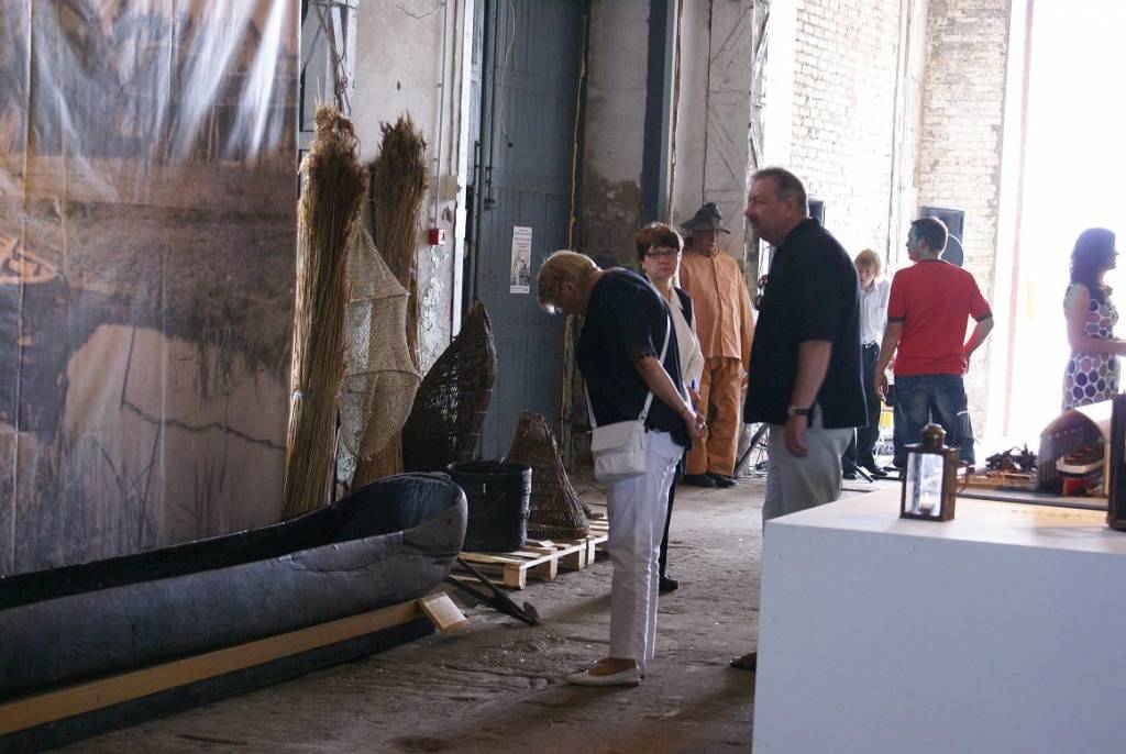 Liepājas muzeja izstādes "Jūrā eimu, jūrā teku..." fotomirkļi.

Izstāde līdz 24. jūlijam atvērta katru dienu no plkst.11 līdz plkst.19. Ieeja izstādē ir bez maksas. Tā apskatāma Vecā Ostmalā 55 (pie vecās Muitas mājas, Loču torņa tuvumā).