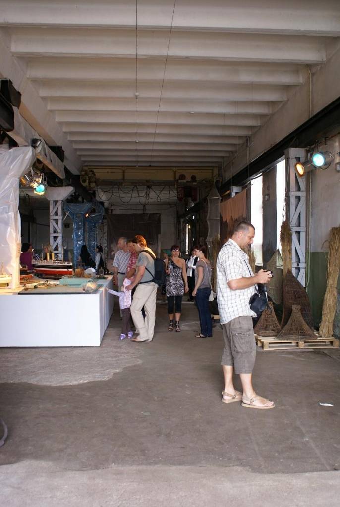 Liepājas muzeja izstādes "Jūrā eimu, jūrā teku..." fotomirkļi.

Izstāde līdz 24. jūlijam atvērta katru dienu no plkst.11 līdz plkst.19. Ieeja izstādē ir bez maksas. Tā apskatāma Vecā Ostmalā 55 (pie vecās Muitas mājas, Loču torņa tuvumā).