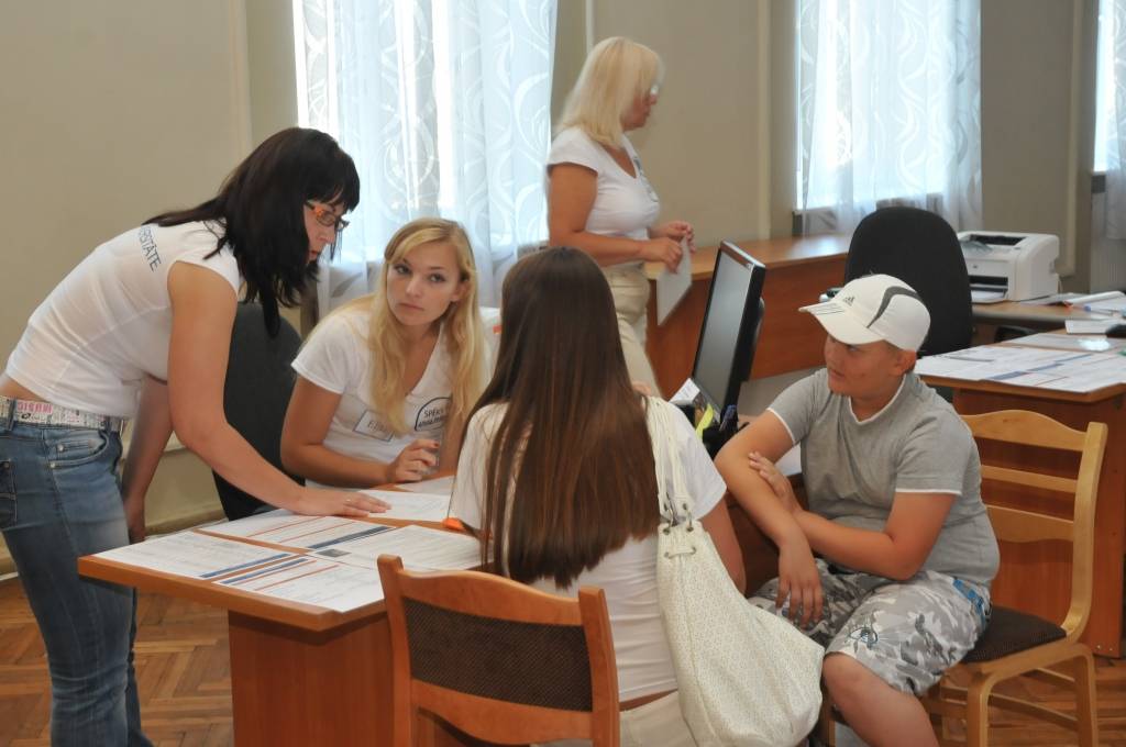 No otrdienas, 12. jūlija, daudzās Latvijas augstskolās sākusies studentu uzņemšana jaunajam mācību gadam. Otrdienas rītā jaunieši arī Liepājas Universitātē steidza izmantot iespēju pieteikties studijām.
Autors: ReKurZeme, portāls