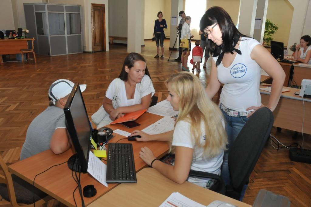 No otrdienas, 12. jūlija, daudzās Latvijas augstskolās sākusies studentu uzņemšana jaunajam mācību gadam. Otrdienas rītā jaunieši arī Liepājas Universitātē steidza izmantot iespēju pieteikties studijām.
Autors: ReKurZeme, portāls