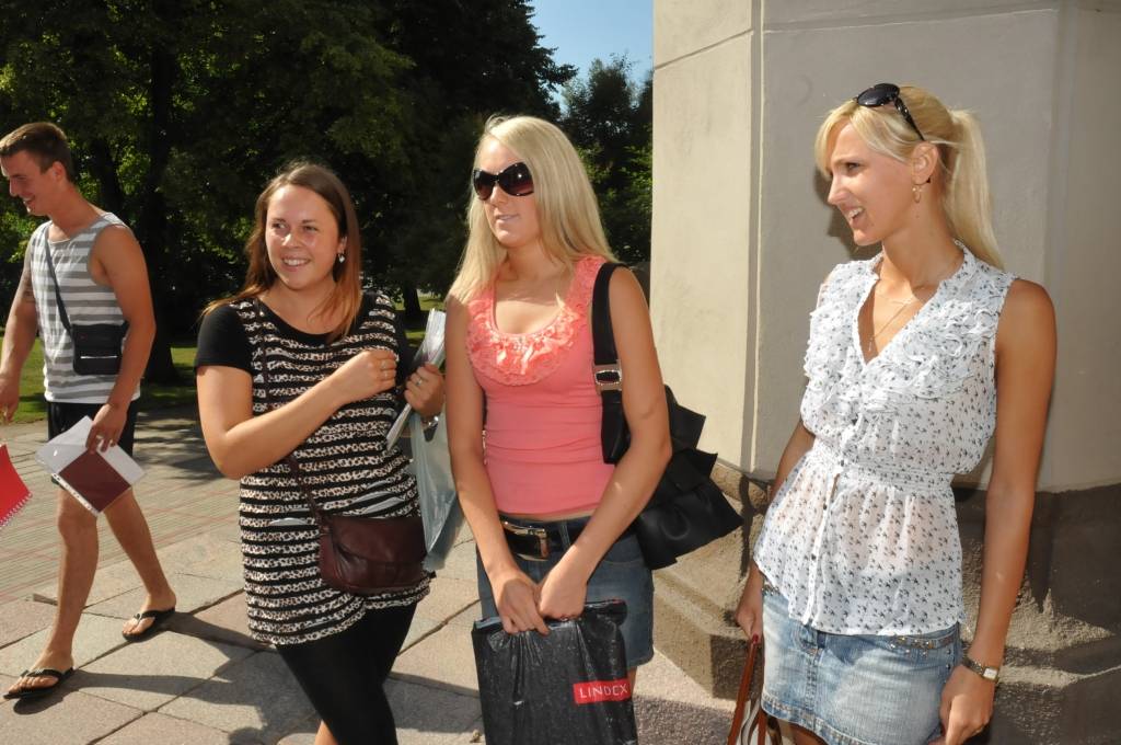 No otrdienas, 12. jūlija, daudzās Latvijas augstskolās sākusies studentu uzņemšana jaunajam mācību gadam. Otrdienas rītā jaunieši arī Liepājas Universitātē steidza izmantot iespēju pieteikties studijām.
Autors: ReKurZeme, portāls