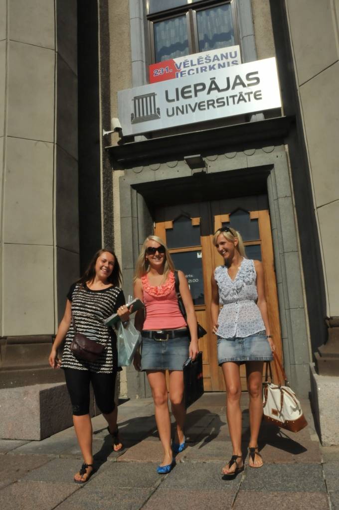 No otrdienas, 12. jūlija, daudzās Latvijas augstskolās sākusies studentu uzņemšana jaunajam mācību gadam. Otrdienas rītā jaunieši arī Liepājas Universitātē steidza izmantot iespēju pieteikties studijām.
Autors: ReKurZeme, portāls