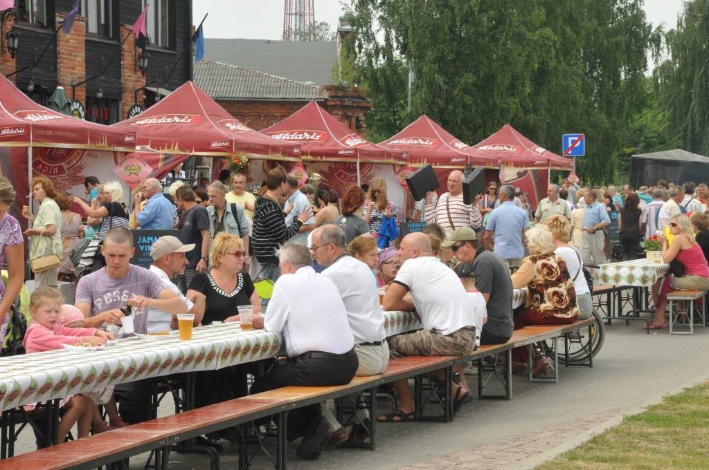 Sestdien pulksten 12 Liepājas pludmalē krastā kāpa Neptūns ar svītu, un nelielais viņu sagaidītāju pulks varēja piedalīties dažādās atrakcijās. Vēlāk Promenādē, angārā pie vecās Muitas ēkas, tika atklāta izstāde "Jūrā eimu, jūrā teku" par...
Autors: Ilze Vainovska