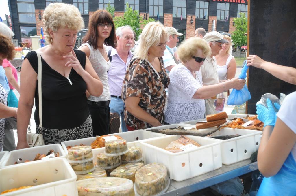 Sestdien pulksten 12 Liepājas pludmalē krastā kāpa Neptūns ar svītu, un nelielais viņu sagaidītāju pulks varēja piedalīties dažādās atrakcijās. Vēlāk Promenādē, angārā pie vecās Muitas ēkas, tika atklāta izstāde "Jūrā eimu, jūrā teku" par...
Autors: Ilze Vainovska