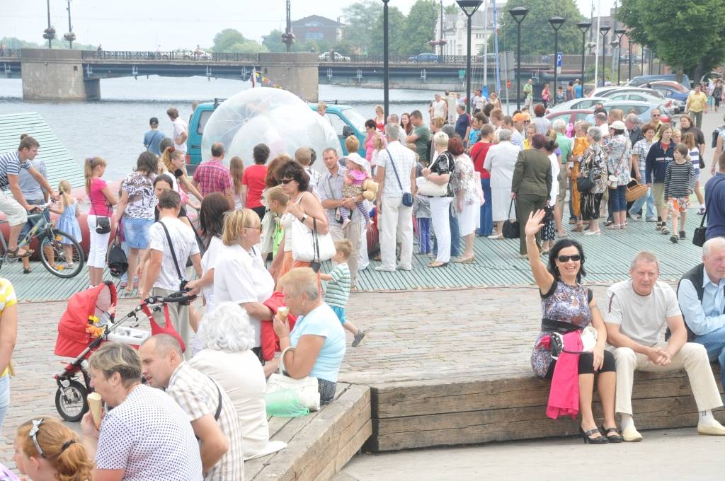 Sestdien pulksten 12 Liepājas pludmalē krastā kāpa Neptūns ar svītu, un nelielais viņu sagaidītāju pulks varēja piedalīties dažādās atrakcijās. Vēlāk Promenādē, angārā pie vecās Muitas ēkas, tika atklāta izstāde "Jūrā eimu, jūrā teku" par...
Autors: Ilze Vainovska