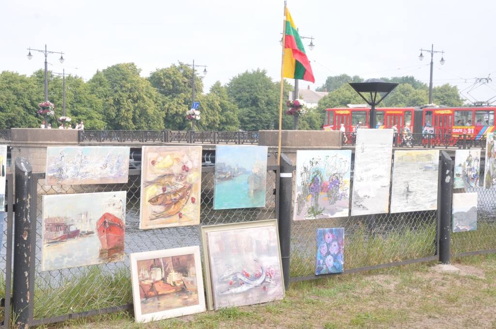 Sestdien pulksten 12 Liepājas pludmalē krastā kāpa Neptūns ar svītu, un nelielais viņu sagaidītāju pulks varēja piedalīties dažādās atrakcijās. Vēlāk Promenādē, angārā pie vecās Muitas ēkas, tika atklāta izstāde "Jūrā eimu, jūrā teku" par...
Autors: Ilze Vainovska