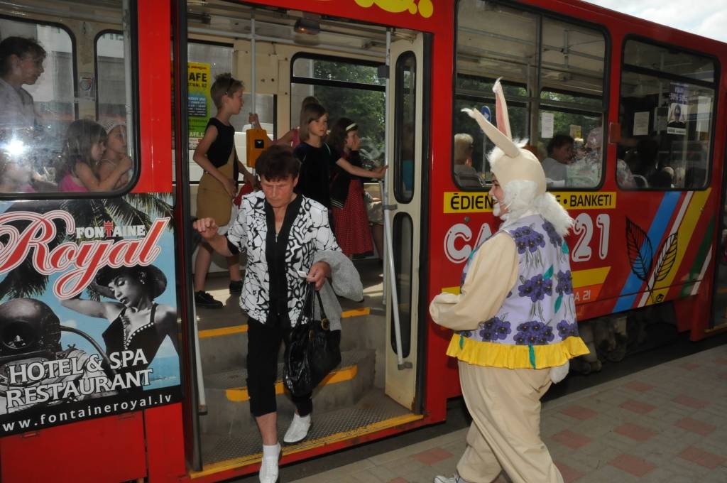 Ceturtdien liepājniekus atkal priecēja aktivitātes "Kultūras tramvajā".
Autors: ReKurZeme, portāls