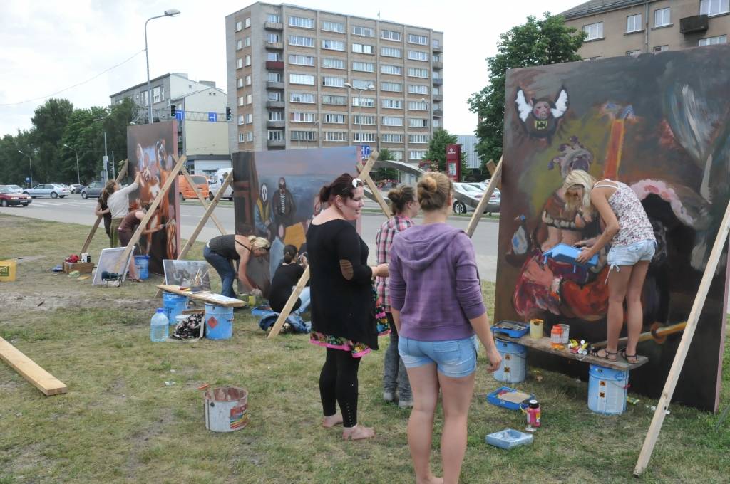 16. starptautiskā glezniecības plenēra "Pilsēta un jūra"darbošanās ceturtdien, Tirdzniecības kanāla malā.
Autors: Sarmīte Štrausa
