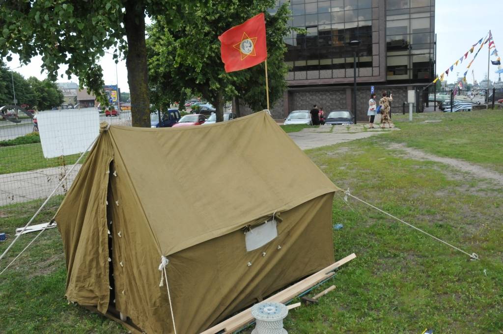16. starptautiskā glezniecības plenēra "Pilsēta un jūra"darbošanās ceturtdien, Tirdzniecības kanāla malā.
Autors: Sarmīte Štrausa