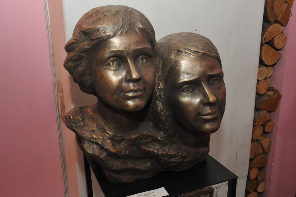 Līdz 23. jūlijam Grobiņā, Zentas Mauriņas piemiņas istabās, skatāma tēlnieces Vijas Dzintares darbu izstāde "Cerība”.

V. Dzintares vārds grobiņniekiem nav svešs, jo tēlniece veidojusi Dzērves akmens tēlu iepretim luterāņu baznīcai un Z....
Autors: ReKurZeme, portāls