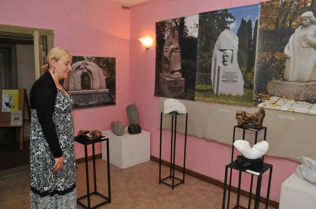 Līdz 23. jūlijam Grobiņā, Zentas Mauriņas piemiņas istabās, skatāma tēlnieces Vijas Dzintares darbu izstāde "Cerība”.

V. Dzintares vārds grobiņniekiem nav svešs, jo tēlniece veidojusi Dzērves akmens tēlu iepretim luterāņu baznīcai un Z....
Autors: ReKurZeme, portāls