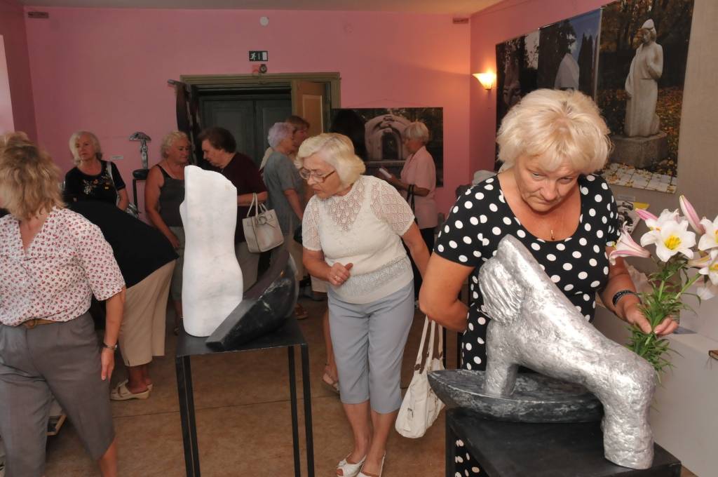 Līdz 23. jūlijam Grobiņā, Zentas Mauriņas piemiņas istabās, skatāma tēlnieces Vijas Dzintares darbu izstāde "Cerība”.

V. Dzintares vārds grobiņniekiem nav svešs, jo tēlniece veidojusi Dzērves akmens tēlu iepretim luterāņu baznīcai un Z....
Autors: ReKurZeme, portāls