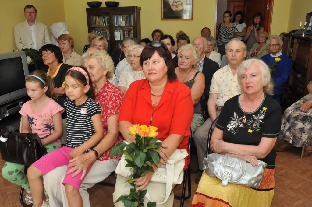 Līdz 23. jūlijam Grobiņā, Zentas Mauriņas piemiņas istabās, skatāma tēlnieces Vijas Dzintares darbu izstāde "Cerība”.

V. Dzintares vārds grobiņniekiem nav svešs, jo tēlniece veidojusi Dzērves akmens tēlu iepretim luterāņu baznīcai un Z....
Autors: ReKurZeme, portāls