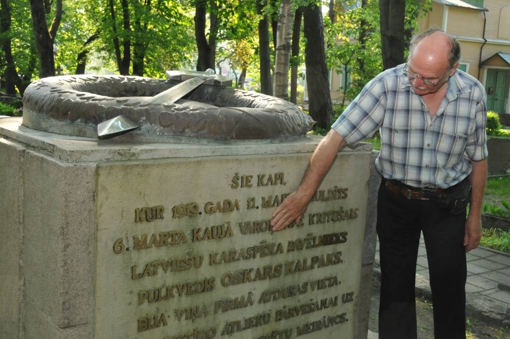 Iepriekš jau daudzkārt zuduši burti, saka piemiņas vietas atjaunotājs Ojārs Šics.
Autors: Uldis Dobelis