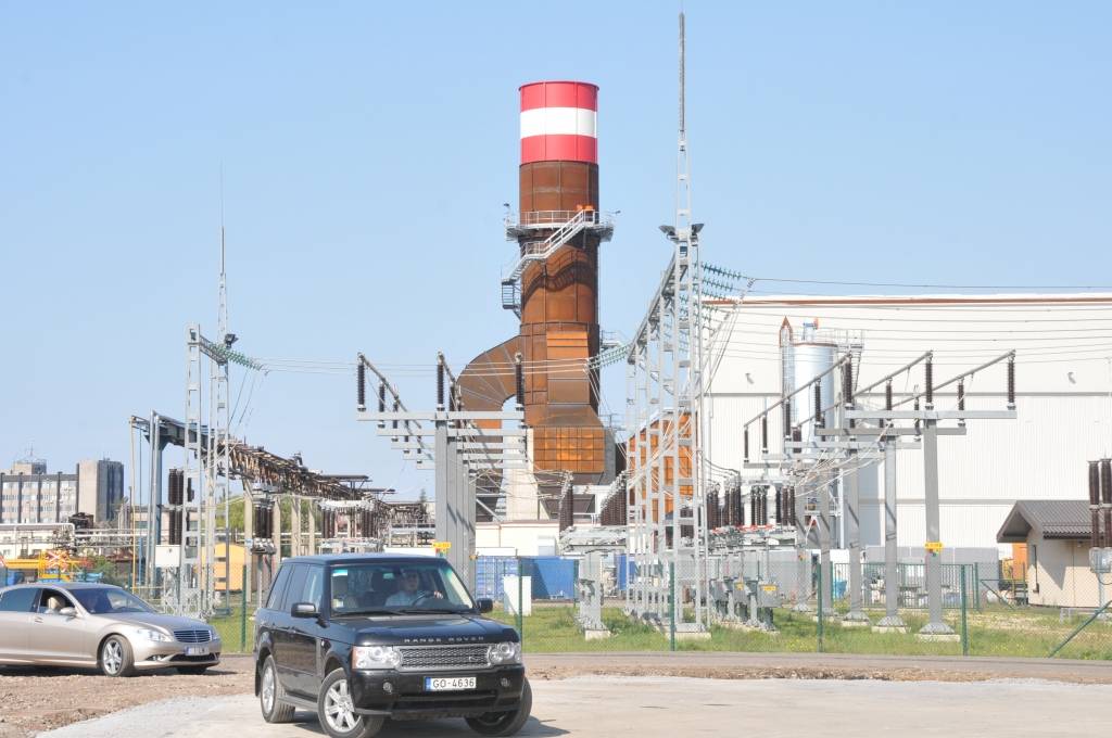 Piektdien Valsts Prezidents Andris Bērziņš apmeklēja AS "Liepājas metalurgs", kur iepazinās ar rekonstrukcijas gaitu, kuras laikā paredzēts izveidot unikālu elektroloka tēraudkausēšanas kompleksu. 
“Liepājas metalurgs” pirmais pasaulē...
Autors: Ilze Vainovska