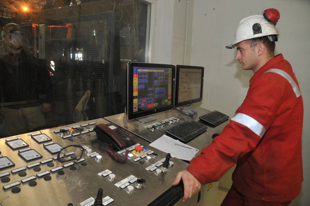 Piektdien Valsts Prezidents Andris Bērziņš apmeklēja AS "Liepājas metalurgs", kur iepazinās ar rekonstrukcijas gaitu, kuras laikā paredzēts izveidot unikālu elektroloka tēraudkausēšanas kompleksu. 
“Liepājas metalurgs” pirmais pasaulē...
Autors: Ilze Vainovska