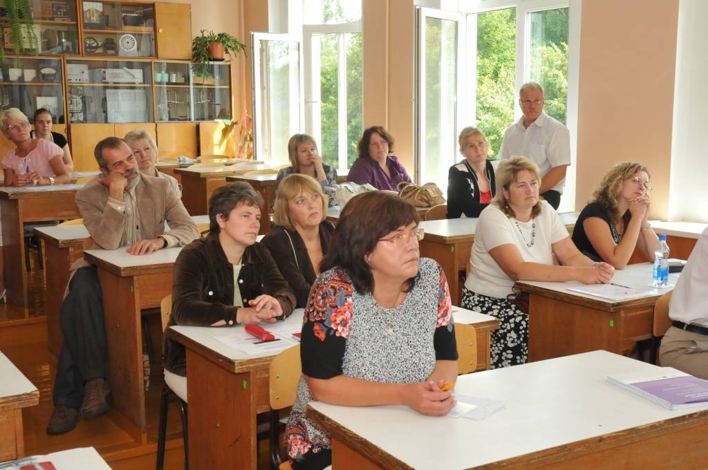 23. augustā Liepājas un novadu dabaszinātņu un matemātikas skolotāji mācījās, kā zināšanu apguvē pielietot spēles. Grobiņas ģimnāzijā pulcējās fiziķi.
Autors: ReKurZeme, portāls