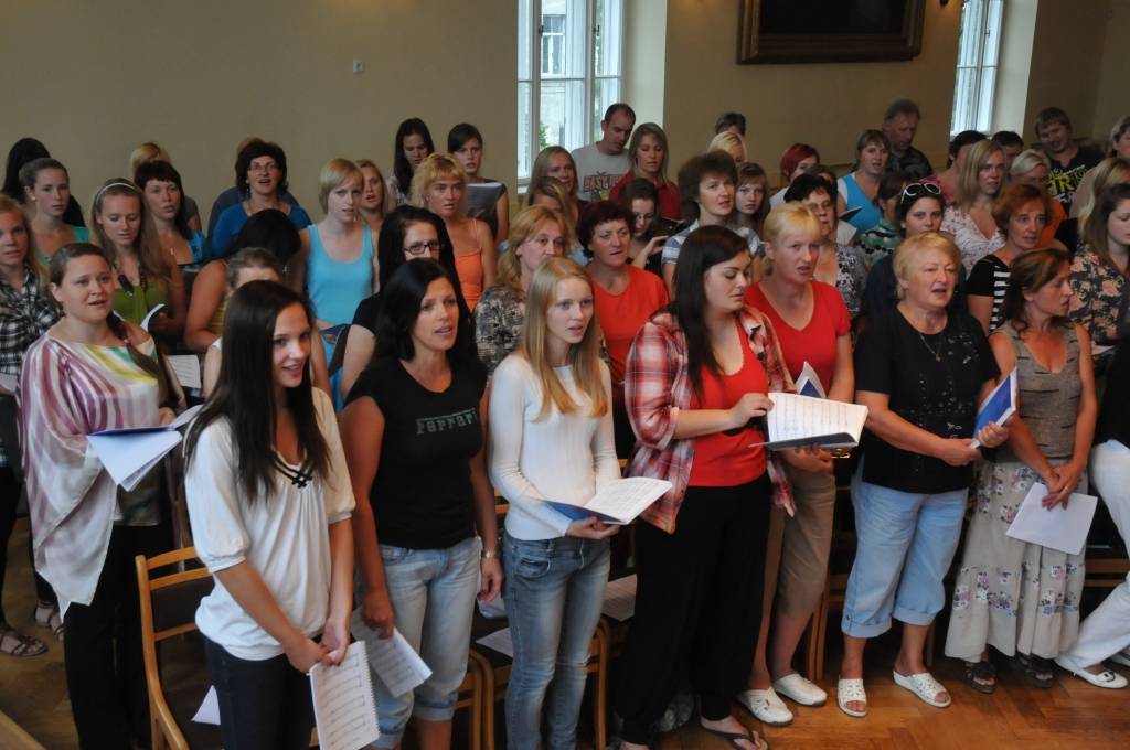 Pirmdien, 15. augustā, Liepājas Valsts ģimnāzijā notika Liepājas kopkora mēģinājums lielkoncertam "Rīgai - 810". No novadiem piedalījās Durbes un Priekules sieviešu kori, kā arī Vaiņodes jauktais koris.
Autors: ReKurZeme, portāls